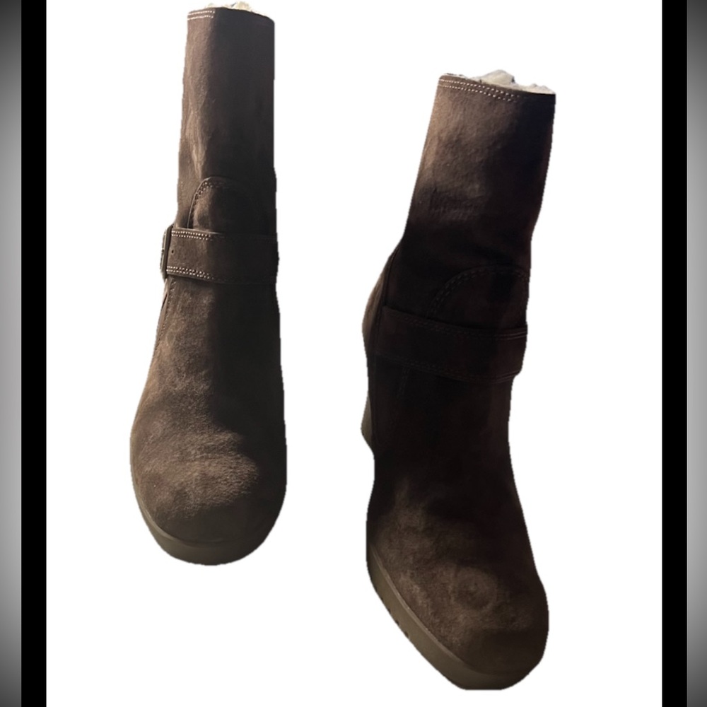 UGG 5593 Gisella brown Suede women’s size 10 shearling lined wedge ankle boots!